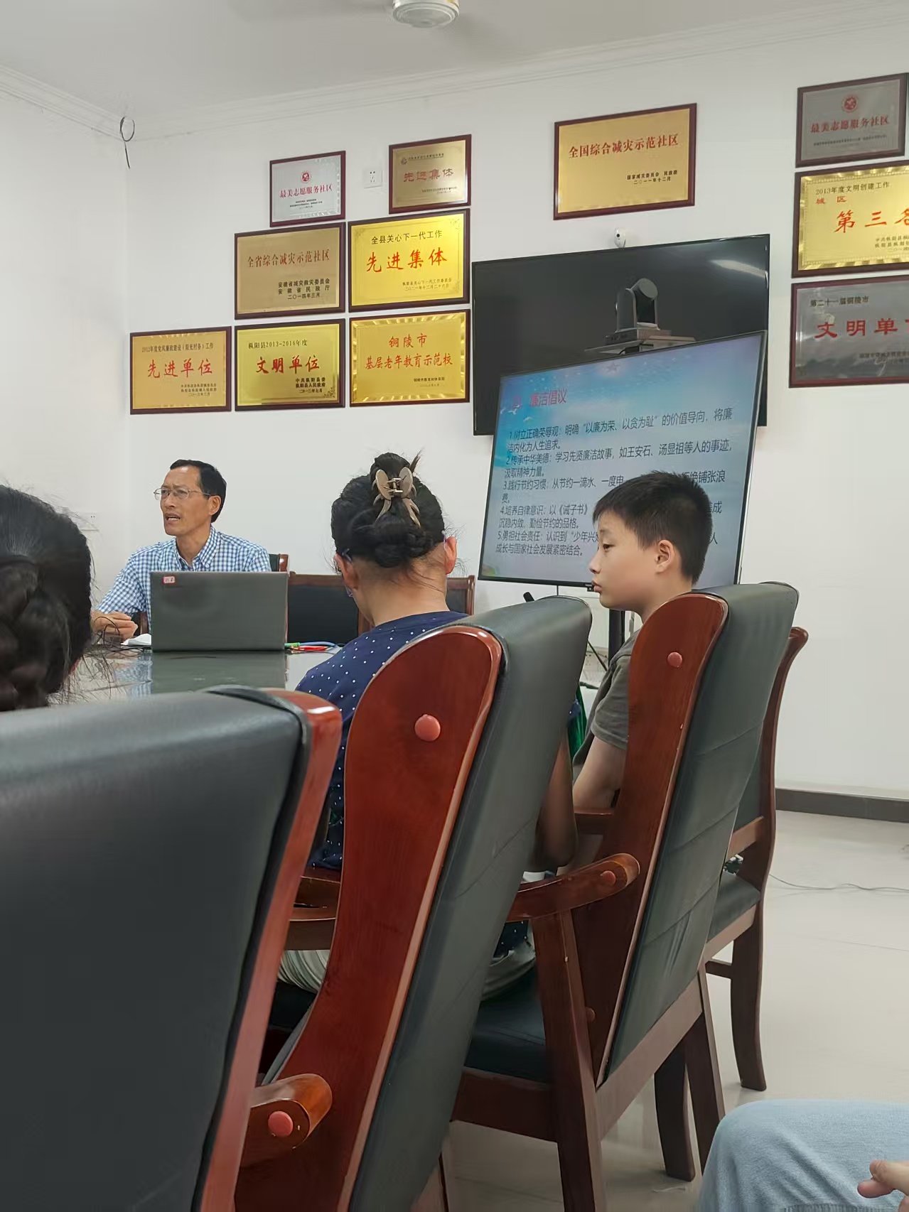 ����W�������n�ò������L�N��ͯ������������