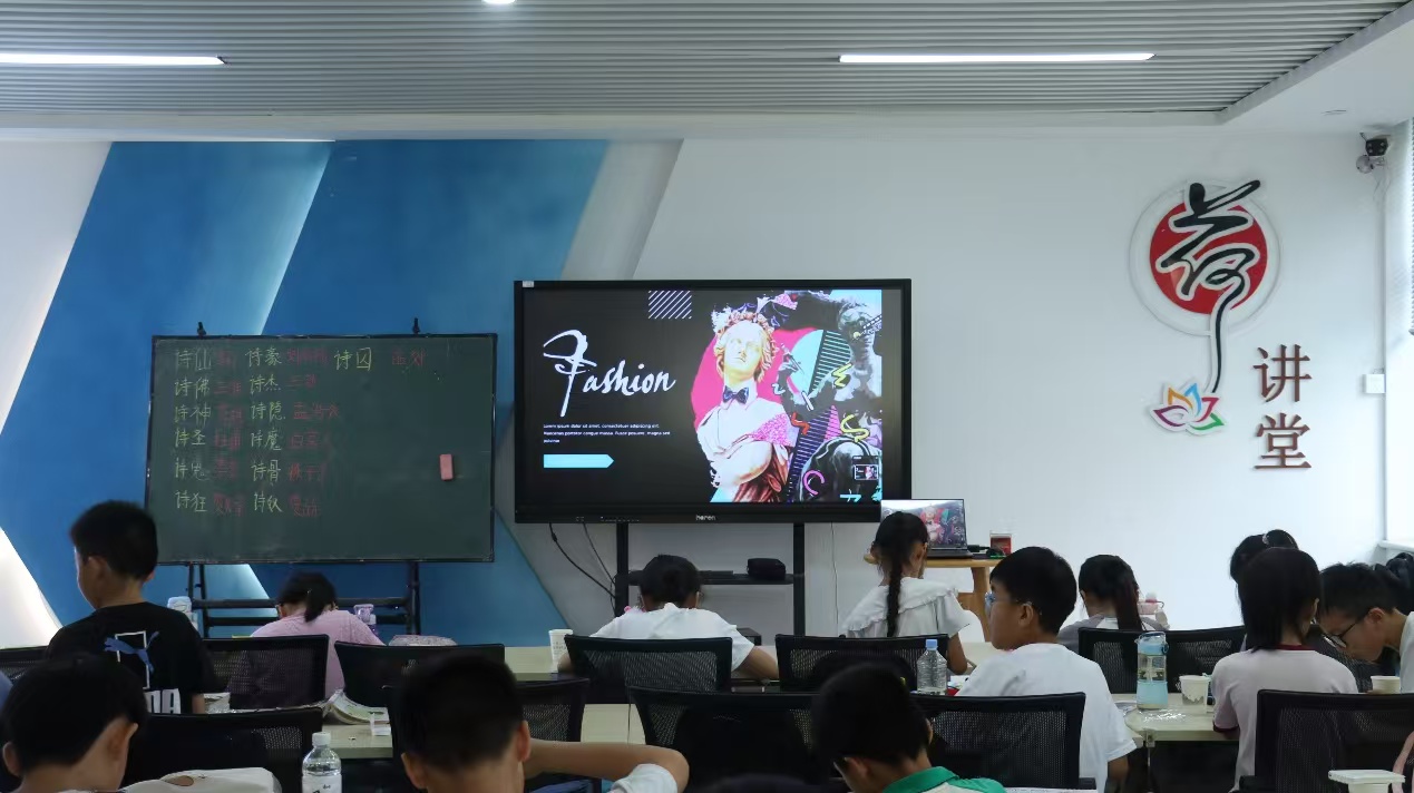 �̹P�Lͯ�ģ�ʯ��`��퍡������A�������`�F�ں��С�W�_չ���g��ɫ�n��