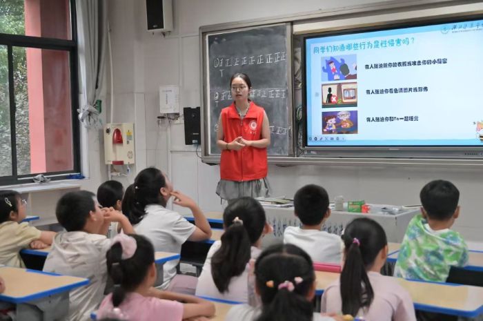 ���oͯ�� ��ۡ�ͯ���У��ɿɉ�־Ը������_չ��ͯ�Խ����ռ��Є�