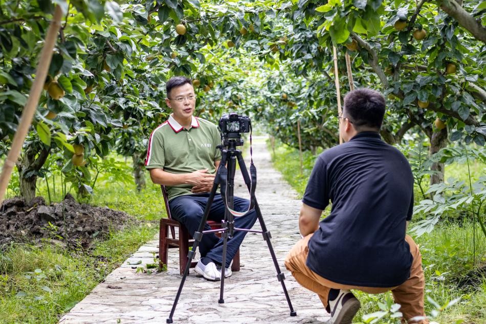 實踐團成員拍攝微紀錄片《我在白云有棵梨樹》過程中