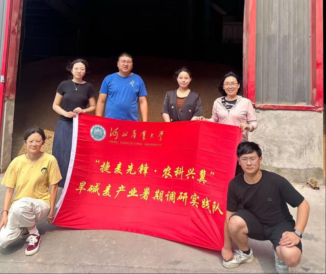 團(tuán)隊(duì)與負(fù)責(zé)人合影