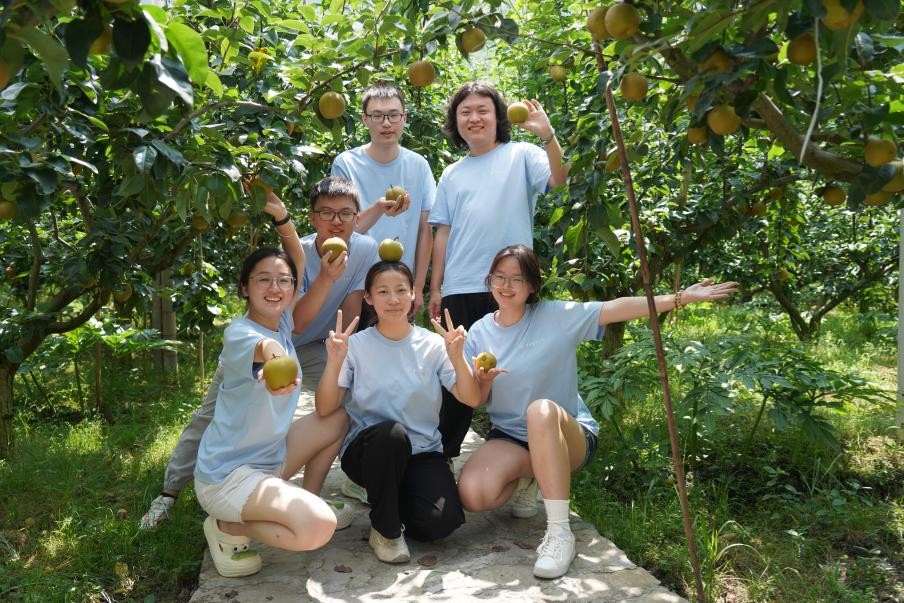 實踐團成員在六月雪梨園中合影