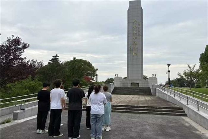 ׷���tɫӛ��������Ӣ�Ҿ���  �����Ͼ�������W(xu��)̩�݌W(xu��)Ժ���P(y��ng)����(zh��n)���񣬵Z�ഺ��(d��n)��(d��ng)������������`�F(tu��n)꠸�̩����ʿ��@���^