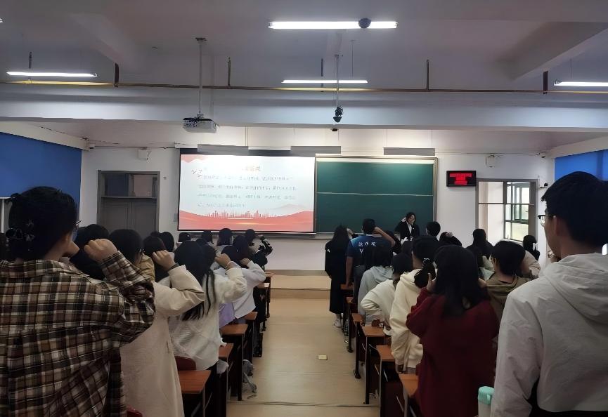 �R��˼���x�W(xu��)Ժ�tɫ֮����־�ɳǡ��F(tu��n)�(du��) ��һ�ξ������v���(d��ng)�A�M�Y(ji��)��