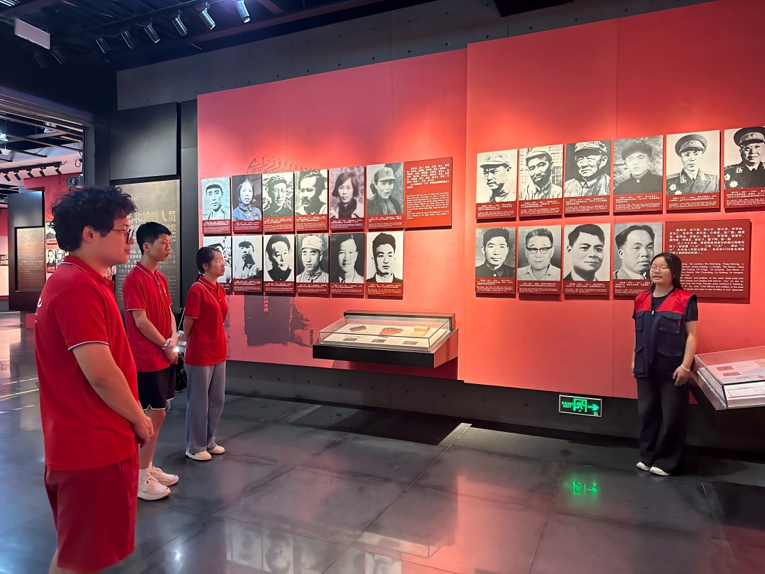 ���������Ƽ���W(xu��)�����tɫ�� ��У���� ̤�d�l(xi��ng)·