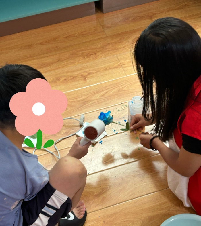 圖為孩子們制作冰晶玫瑰