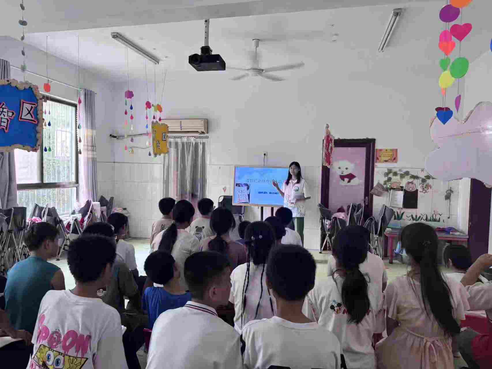  �������l(xi��ng)���Ľ�?q��)��`�У��ഺ�cͯ�ĵĜ�ů����