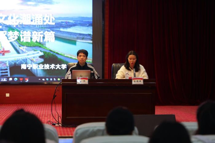 ���R����|��У�ھ��ڡ����R�ࡱ�_չ��ӻ���W˼�`��ʸ־���壬�օ��^�l�V�в���